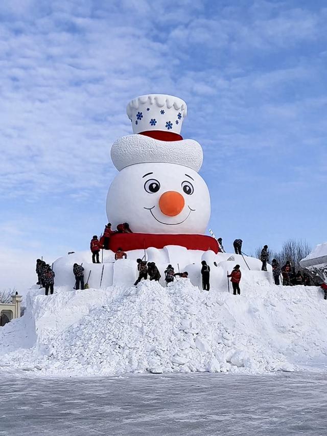 哈尔滨的第一个大雪人亮相