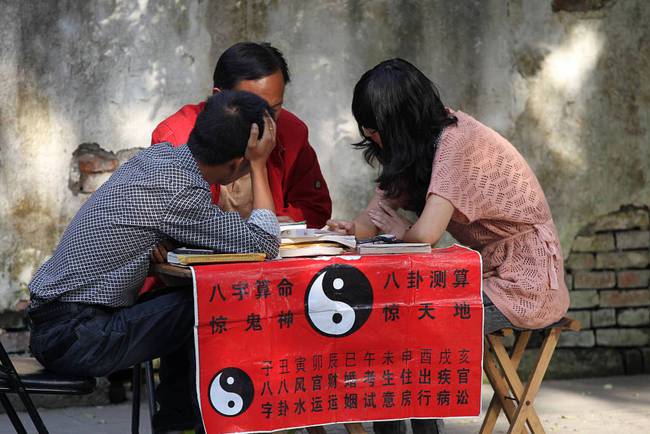 女子自称算命大师，可帮开天眼