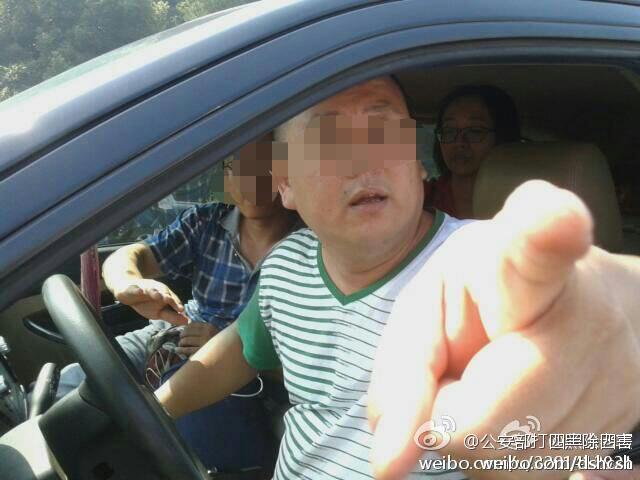 杭州警察骚扰事件引发关注，警方行为被质疑当事人已道歉