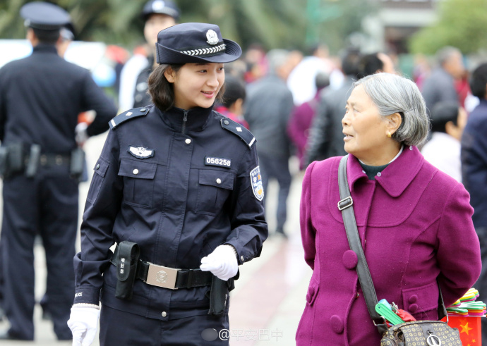 杭州女骑警神似贾静雯