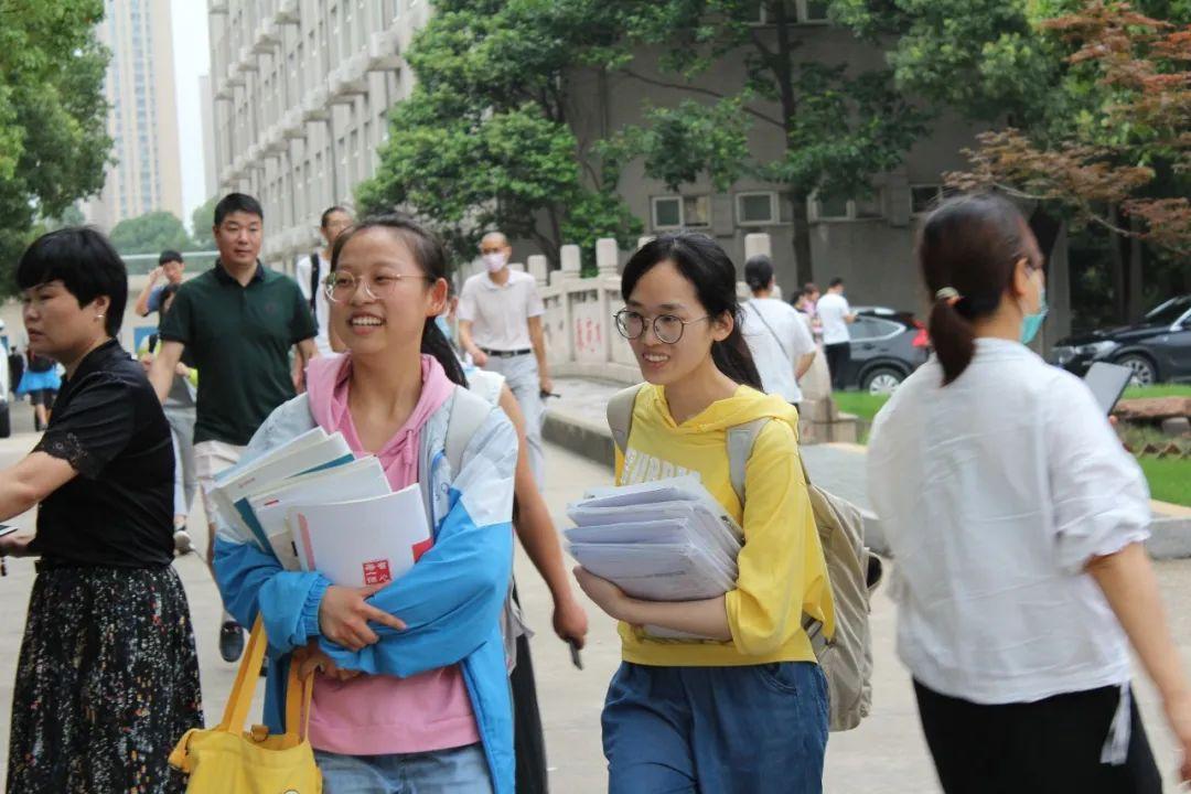 高考查分，焦虑与期待交织的查分时刻