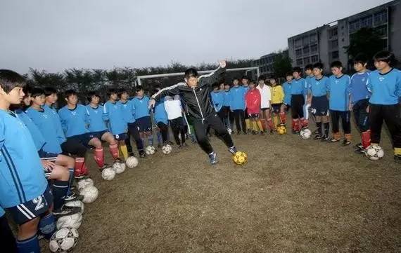 老师拿下世界冠军，却被学校说课难抢