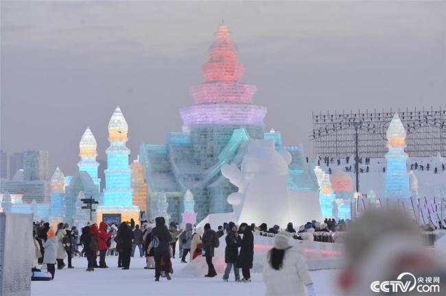 冰雪大世界，贪吃蛇般的游客队伍